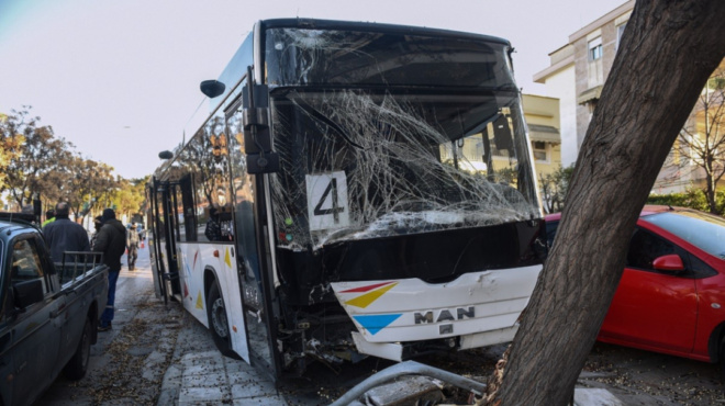 θεσσαλονίκη-αυτοκίνητο-καρφώθηκε-σε-81882