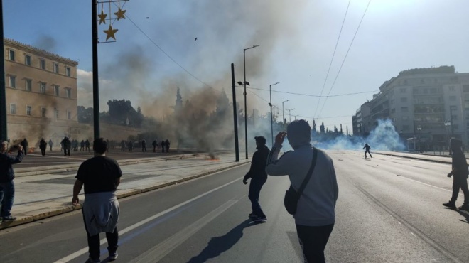 απεργία-επεισόδια-έξω-από-τη-βουλή-με-μ-83992