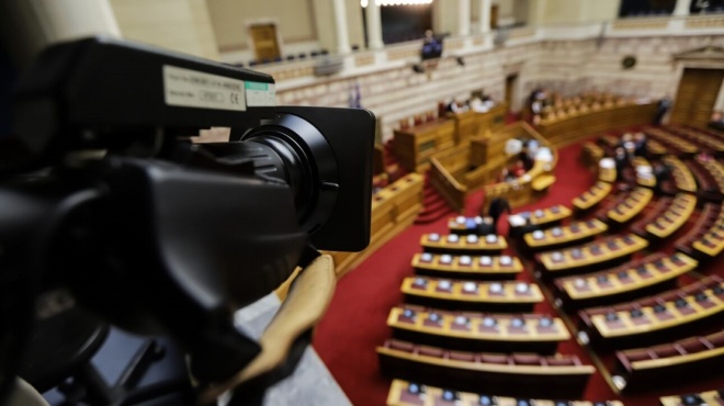 ένταση-στην-επιτροπή-για-τις-παρακολο-94331