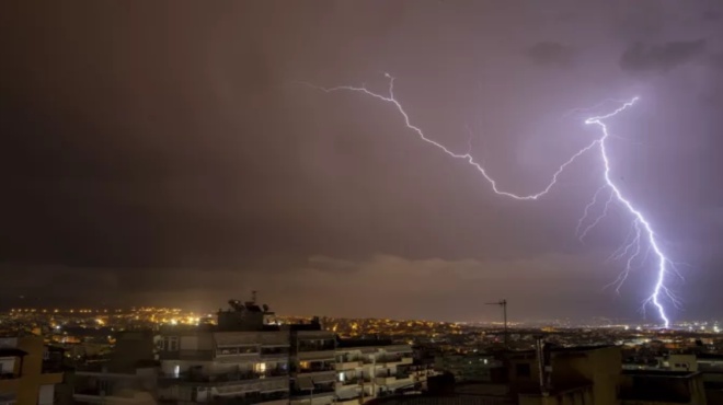 ξεκίνησαν-οι-καταιγίδες-πού-βρέχει-τ-228202